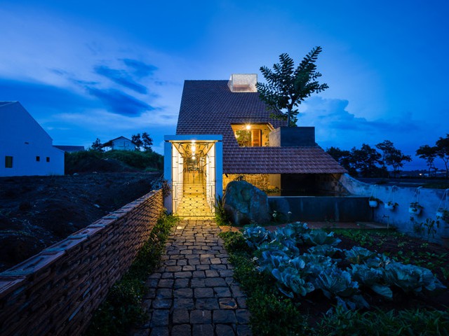
Ngôi nhà nhỏ 120m2 với thiết kế lạ mắt nằm tại vùng cao nguyên Di Linh (Lâm Đồng).

 
