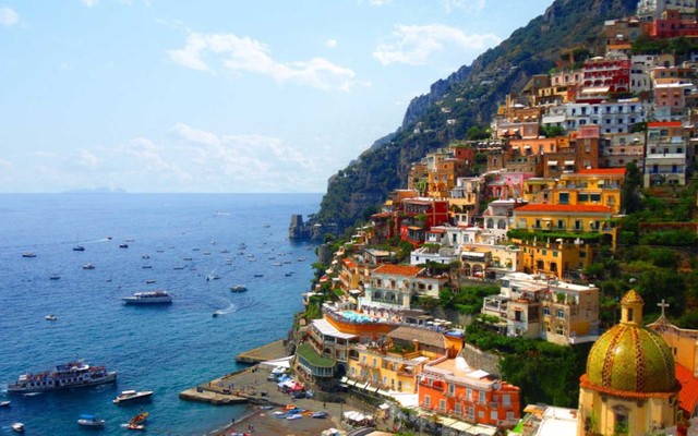 Positano: Đây là điểm đến lý tưởng dành cho các cặp đôi, nhất là vào tháng 6 bởi du lịch trong khoảng thời gian này, các bạn sẽ tiết kiệm được kha khá chi phí.