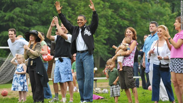 Ông Obama mặc quần không thể rộng hơn khi đi cổ vũ con gái trong một trận bóng đá của trường hồi tháng 5/2009