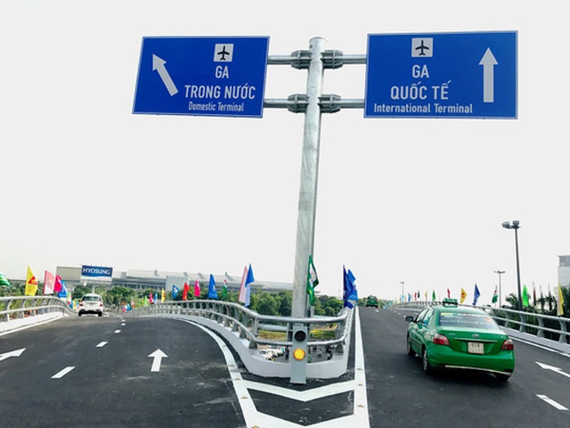 
Hai nhánh cầu dẫn vào ga quốc nội và quốc tế của sân bay Tân Sơn Nhất
