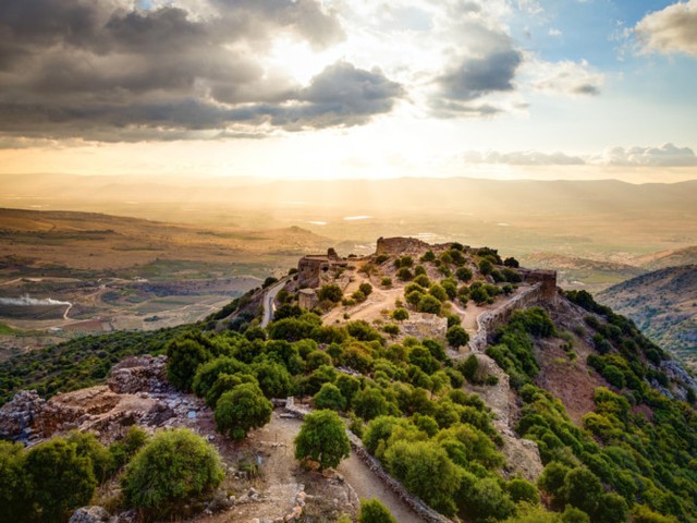 9. Israel. Người Israel có một chế độ ăn uống giàu rau, cá và chất béo chưa bão hòa. Theo một nghiên cứu từ Trung tâm Volcani, tổ chức nghiên cứu nông nghiệp do chính phủ Israel tài trợ, khoảng 80% người được khảo sát cho biết họ ăn trái cây và rau mỗi ngày. Người Israel cũng có mức cholesterol thấp nhất thế giới.