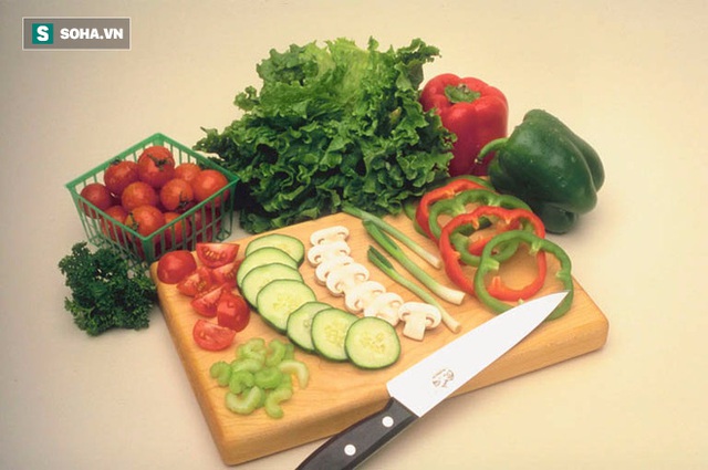 
Ăn nhiều rau xanh và trái cây để làm sạch đường ruột.

