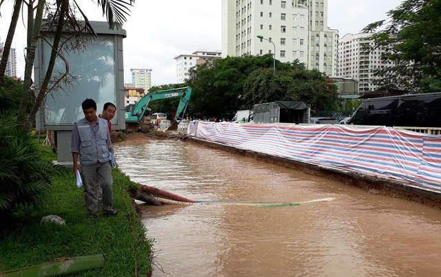 
Đoạn ống bị vỡ nằm sâu dưới đỉnh dải phân cách khoảng 1m, do không hề biết nên các kỹ thuật của Công ty CP xây dựng & thương mại Nhật Anh đã vô tình đào phải
