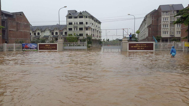 
Biệt thự khu đô thị Nam An Khánh chìm trong biển nước sau cơn mưa vào sáng 25/5/2016 (Ảnh Dân Trí).
