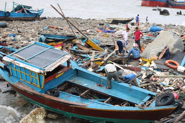 
Nhiều chiếc tàu cá bị đánh tan tành
