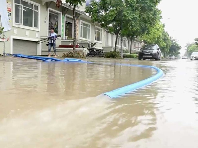 
Người dân sống ở khu biệt thự liền kề tại đô thị Nam An Khánh phải bơm nước chống ngập cho tầng hầm. Ảnh: TP

