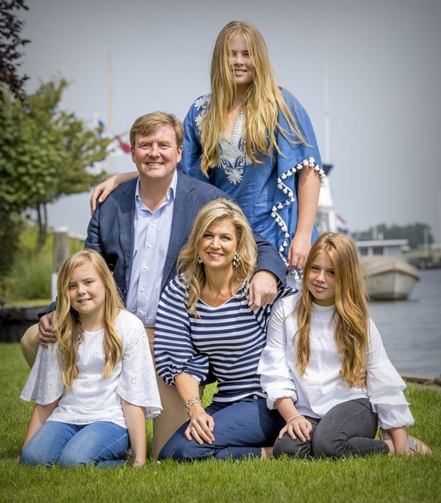 Vua và hoàng hậu Hà Lan cùng gia đình của họ trong tấm ảnh mùa hè hàng năm khi ghé thăm Warmond, Hà Lan.