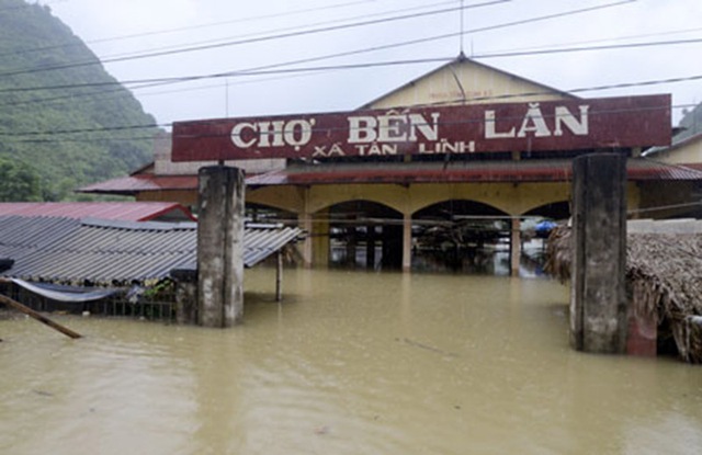 
Nước dâng cao gây ngập úng tại chợ Bến Lăn, xã Tân Lĩnh
