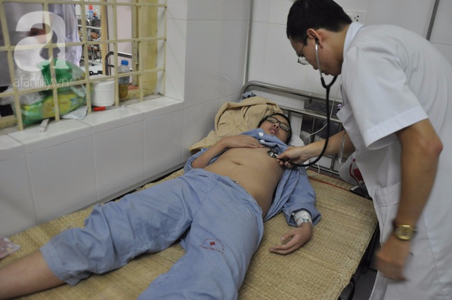 Một bệnh nhân nhi mắc SXH đang được điều trị tại BVĐK Đống Đa. (Ảnh: MT).