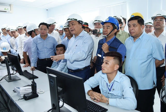 
Thủ tướng thị sát tại nhà điều hành xử lý nước thải. Ảnh: VGP/Quang Hiếu
