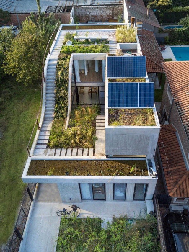 
Với thiết kế độc đáo, ngôi nhà tạo nên những khu vườn liên cấp từ tầng 1 lên mái.

 

