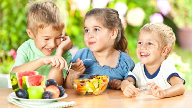 Khuyến cáo vẫn ủng hộ việc cho trẻ ăn trái cây thô hơn.
