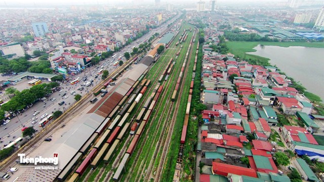 
Toàn cảnh khu vực ga Giáp Bát chạy song song với trục đường Giải Phóng (là ga đầu tiên phía Nam thủ đô, tiếp giáp gần nhất với ga Hà Nội) nhìn từ trên cao.
