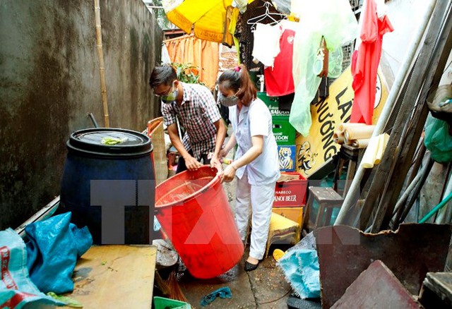 Hà Nội ra quân vệ sinh môi trường, phun hóa chất diệt muỗi khống chế dịch sốt xuất huyết. (Ảnh: Dương Ngọc/TTXVN)