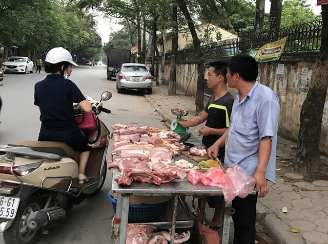  Giá rẻ, không có người mua thịt lợn được bày bán khắp các vỉa hè 