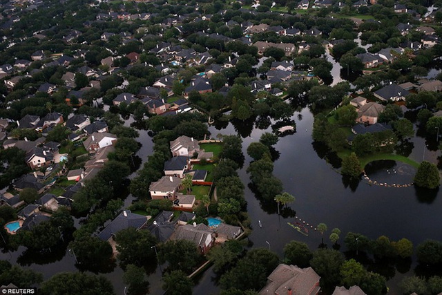 
Cả một vùng tại Tây Bắc Houston ngập trong biển nước lũ
