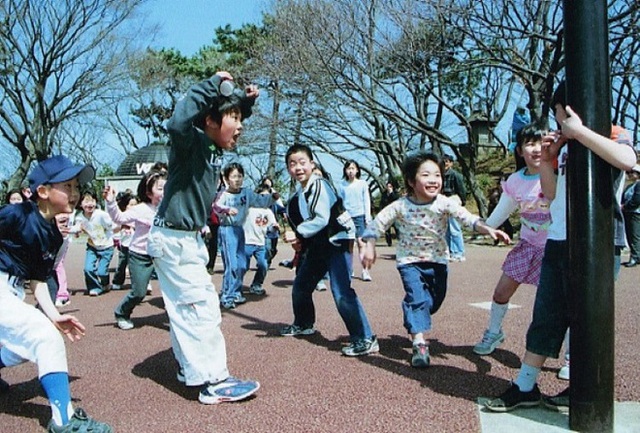 
Dù là ở nhà hay ở trường, trẻ em Nhật Bản luôn được ưu tiên các hoạt động vận động thể chất ngoài trời, đặc biệt là vào buổi sáng để nuôi dưỡng sự phát triển thể chất và tâm hồn. (Ảnh minh họa)
