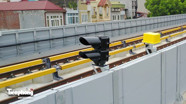 Hệ thống đèn tín hiệu đã được lắp đặt ở trước mỗi nhà ga trên dọc tuyến.