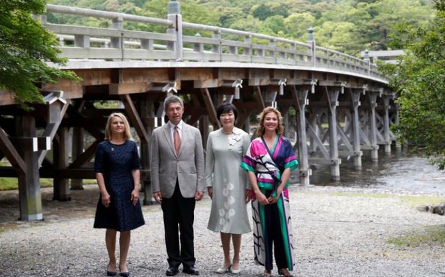 
Ông Sauer chụp ảnh cùng bà Malgorzata Tusk (trái), vợ Chủ tịch Hội đồng châu Âu Donald Tusk; bà Akie Abe (thứ 2 từ phải), phu nhân Thủ tướng Nhật Shinzo Abe và bà Sophie Gregoire-Trudeau, vợ thủ tướng Canada Justin Trudeau.
