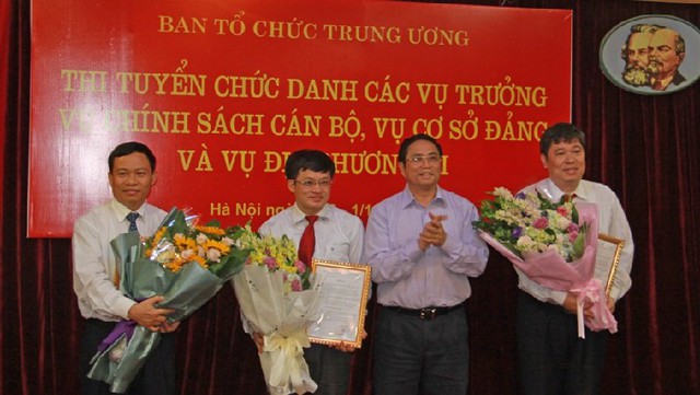 Trưởng ban Tổ chức TƯ Phạm Minh Chính chúc mừng 3 thí sinh trúng tuyển vào chức Vụ trưởng. Ảnh: Xuân Sơn