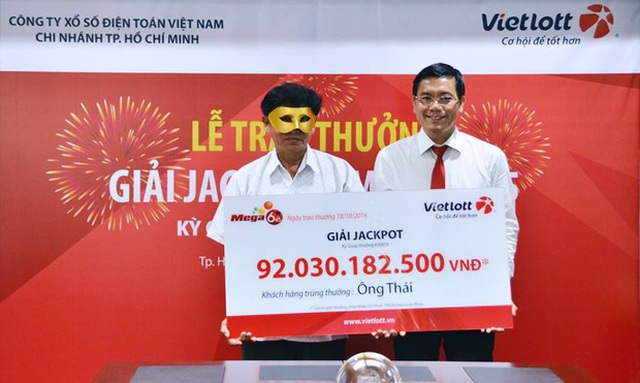 
Phó Tổng Giám đốc Vietlott Nguyễn Thanh Đạm trao giải Jackpot cho ông Thái trong kỳ quay số 39. Nguồn: Vietlott.vn
