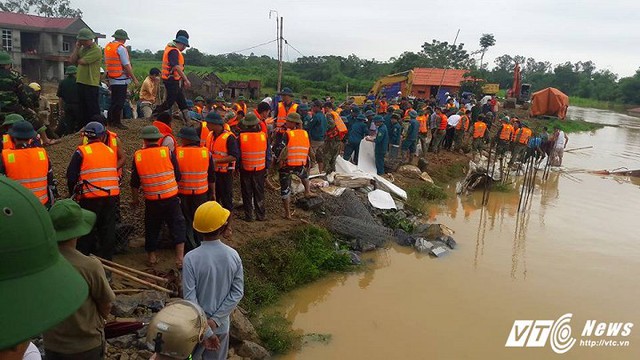 Hàng trăm người thức cả đêm để cứu đê bị vỡ ở xã Xuân Minh, huyện Thọ Xuân, Thanh Hóa. (Ảnh: Nguyễn Quyền)