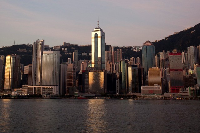 
Tòa nhà The Center có 73 tầng và tọa lạc tại trung tâm kinh doanh của Hồng Kông. Công trình được thiết kể bởi Dennis Lau & Ng Chun Man thuộc Architects & Engineers (HK) Ltd; thi công xây dựng bởi Maunsell AECOM group và Paul ITC.

 
