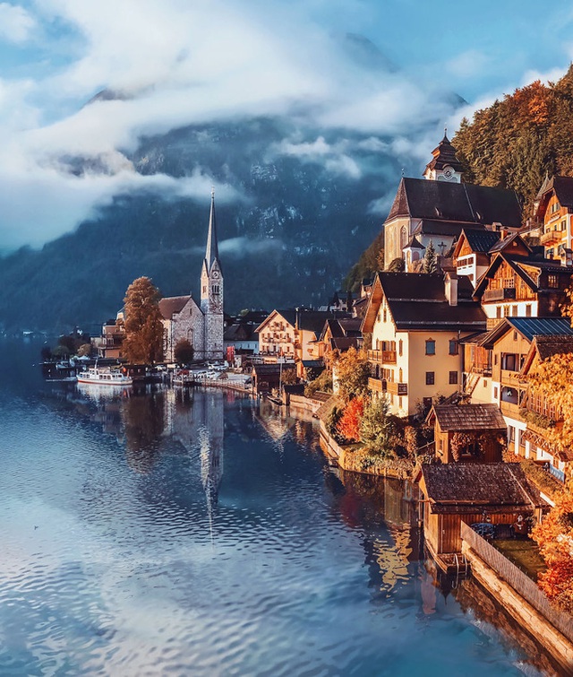 Ngôi làng nổi tiếng bậc nhất nước Áo Hallstatt bước sang mùa thu với dòng nước buồn tênh và những ngôi nhà ngả vàng trong nắng chiều.