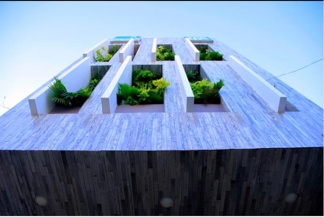 
Mặt tiền ngôi nhà sử dụng bằng những tấm bê tông đúc sẵn tạo khe thoáng và không gian trồng cây xanh lọc không khí và bụi cho không gian bên trong.

 
