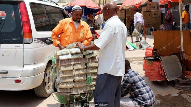 
Tiền chất thành đống, bày bán công khai không phải là điều hiếm gặp ở Hargeisa.
