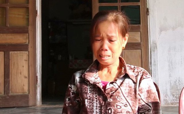 
Cô giáo Trương Thị Lan đã ngất xỉu khi nhận quyết định hưởng lương hưu với mức 1,3 triệu đồng/tháng.
