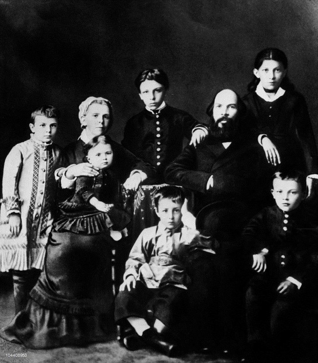 Hàng trên: Maria, mẹ và em gái Olga, Alexander ( đang đứng), Dmitry, bố Ilya Ulianova, Anna và Vladimir Ilich Ulianova – Lenin. (Ảnh: Gettyimages)