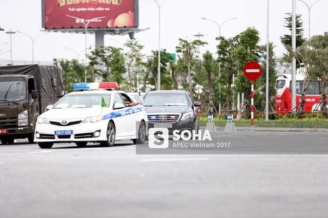 Chiếc Mercedes S-Class này là một phần trong trang thiết bị được chuyển tới để phục vụ hoạt động của đoàn đại biểu Hàn Quốc, do tổng thống Moon Jae In dẫn đầu, tại Tuần lễ Cấp cao APEC