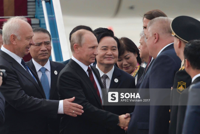 
Tổng thống Putin chào các thành viên phái đoàn đón lãnh đạo Nga tại sân bay
