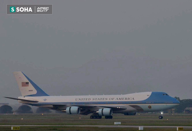 
Một chuyên cơ Air Force One chạy trên đường băng sân bay Nội Bài
