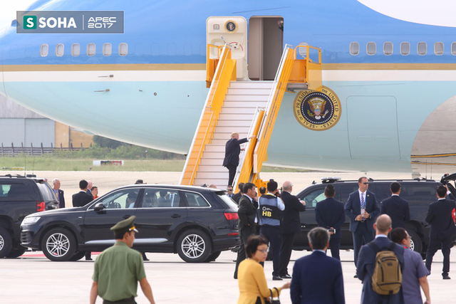 
Tổng thống Trump bước lên chuyên cơ Air Force One
