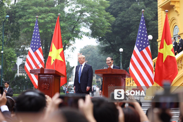 Chủ tịch nước Trần Đại Quang và Tổng thống Mỹ Donald Trump bước lên bục họp báo. Cuộc họp báo diễn ra sau khi hai lãnh đạo hội đàm và chứng kiến lễ ký kết các văn kiện hợp tác giữa doanh nghiệp hai nước Việt-Mỹ.