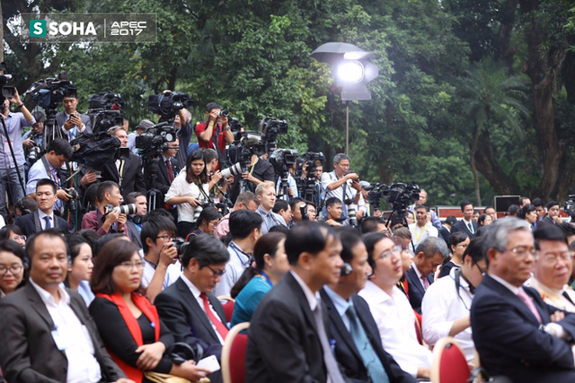 
Các cơ quan truyền thông và đại biểu dự họp báo
