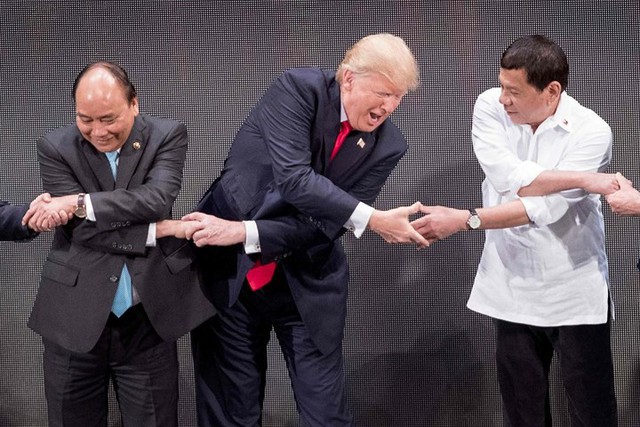 
Tổng thống Mỹ Donald Trump ở giữa Thủ tướng Việt Nam Nguyễn Xuân Phúc và Tổng thống Philippines Rodrigo Duterte, nối tay đoàn kết tại Hội nghị cấp cao ASEAN lần 31 ở Manila vào ngày 13/11.
