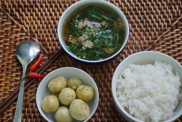 
Thói quen vô cùng phổ biến của người Việt từ xưa đến nay ít ai từ bỏ được chính là việc ăn cơm chan canh.
