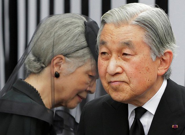 Nhật hoàng Akihito (phải) cùng với Hoàng hậu Michiko. Ảnh: REUTERS