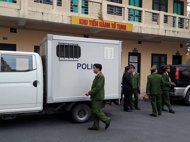 
Ông Phan Minh Nguyệt được dẫn giải tới tòa.
