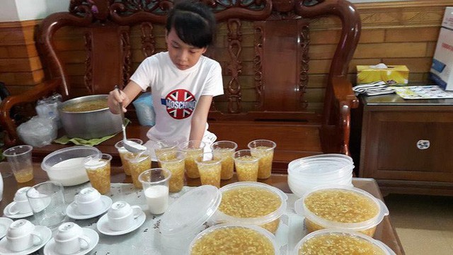  Bống tự tay nấu chè bưởi và thường bán vào cuối tuần. 