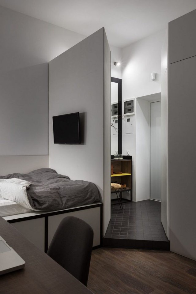 
Lối vào nhà đơn giản được thiết kế gọn gàng với một hệ tủ kệ để giầy dép và chiếc gương lớn giúp nhân đôi diện tích cho không gian.

 
