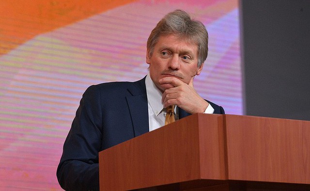Thư ký báo chí của tổng thống Nga Dmitry Peskov điều hành phiên họp báo (Ảnh: Kremlin)