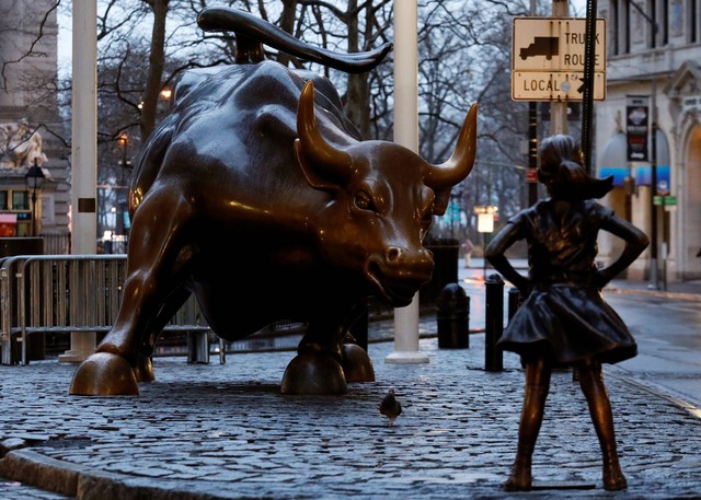 
Bức tượng cô gái đứng hiên ngang trước chú bò tót là một biểu tượng cho nữ quyền (Nguồn: Reuters).
