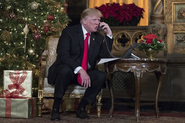 
Tổng thống Donald Trump và đệ nhất phu nhân Melania Trump đã dành một khoảng thời gian để trả lời các cuộc gọi từ trẻ em. Ảnh: AP, REUTERS
