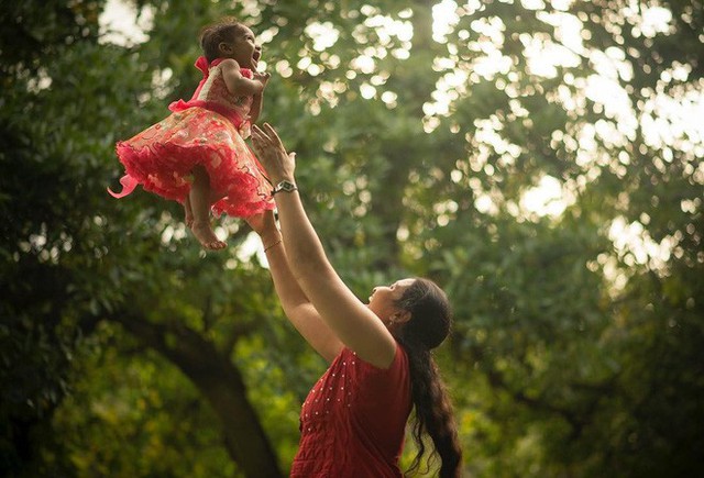 
Bức ảnh của nhiếp ảnh gia Geosmin chụp một bà mẹ ở Ấn Độ đang vui đùa bên con gái kèm lời chú thích: Quà tặng từ Thượng đế như nói hết tâm can của mẹ, rằng dù mẹ có vất vả đến đâu thì con luôn là động lực để mẹ cố gắng.
