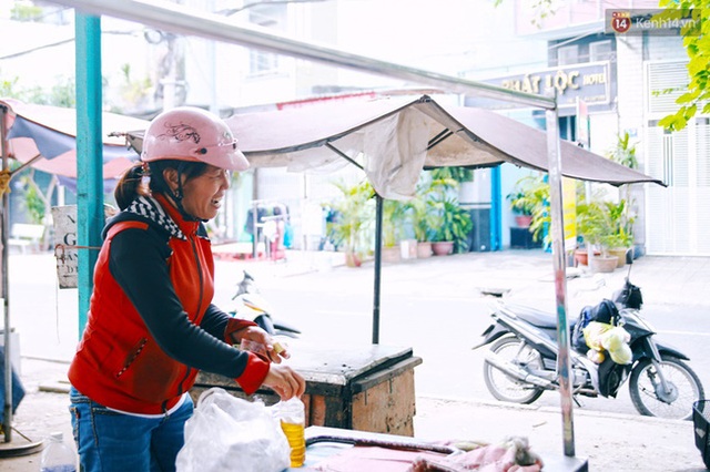 Chị Hà rất vui vì có chỗ kinh doanh ổn định hơn trước đây.