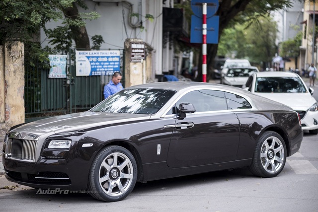 
Rolls-Roye Wraith được trang bị động cơ W12 tăng áp kép, dung tích6.6L, công suất 624 mã lực, mô-men xoắn 800Nm. Đi kèm với hộp số tự độngZF 8 cấp, xe có thể tăng tốc từ 0-100km/h trong vòng 4,4 giây.
